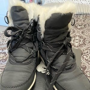 Black short snow boots